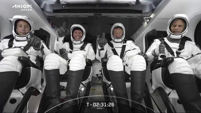 Raumfahrt: Weltraumtouristen oder doch in wissenschaftlicher Mission unterwegs? SpaceX bringt drei Geschäftsleute und ihre Astronautenbegleitung für einen mehr als einwöchigen Aufenthalt zur Internationalen Raumstation.