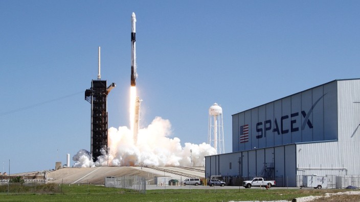 Raumfahrt: Geglückter Start: Die erste private Mission zur ISS hob am Freitag in Florida ab. Beteiligt ist dabei das Unternehmen Space X von Elon Musk.