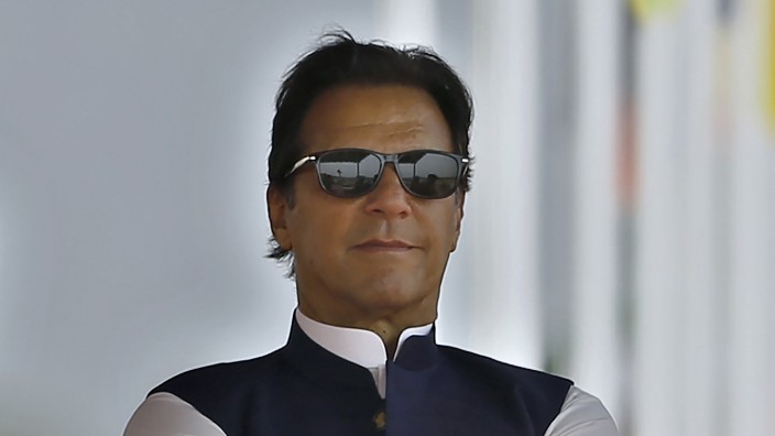 Imran Khan: Imran Khan bei einer Militärparade in Islamabad Ende März.