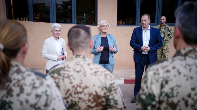 Bundeswehr in Mali: Christine Lambrecht (Mitte) spricht neben Marie-Agnes Strack-Zimmermann (links) und Henning Otte mit Bundeswehrsoldaten in Bamako in Mali.