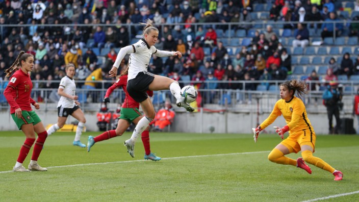 DFB-Frauen: Artistischer Abschluss: Klara Bühl trifft im WM-Qualifikationsspiel gegen Portugal zum zwischenzeitlichen 2:0 für Deutschland.