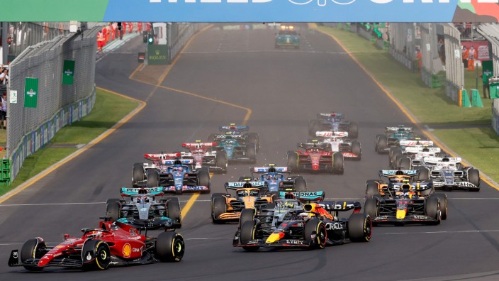 Formel 1: Gewusel am Start, kein Problem für den Ferrari: Charles Leclerc fährt in Melbourne ungefährdet zu einem Start-Ziel-Sieg.