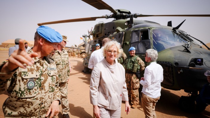 Auslandseinsätze: Bundesverteidigungsministerin Christine Lambrecht hatte sich noch im April selbst ein Bild von der Lage deutscher Soldaten in Mali gemacht.