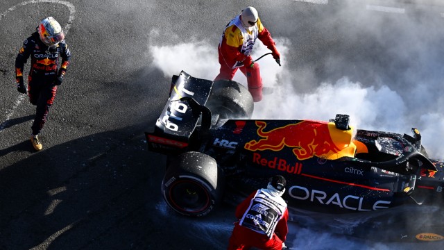 Formel 1: Vorzeitig Feierabend: Max Verstappen (links) beobachtet, wie Streckenposten den Brand an seinem Red Bull löschen.