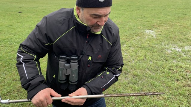 Naturschutz: Richard Engelschall von der Arbeitsgemeinschaft für Landschaftsökologie Schwaben nimmt eine Probe aus dem Boden.