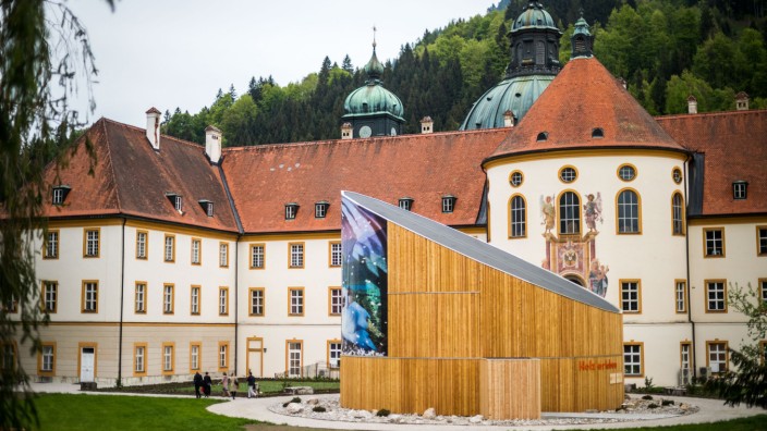Mitten in Ettal: Der Pavillon der Landesausstellung von 2018 steht bis heute im Ettaler Klostergarten herum.