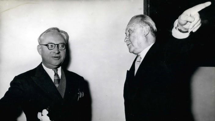 Zeitgeschichte: Oppositionsführer und Kanzler: Erich Ollenhauer (SPD, links) und Konrad Adenauer im März 1957.