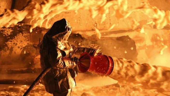 Ukraine: Löscharbeiten in einem Öldepot in der Region Dnipro, das von russischen Raketen Mitte vergangener Woche zerstört wurde.