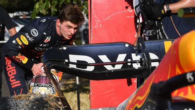 Max Verstappen in der Formel 1: Flammt noch irgendwo etwas auf? Max Verstappen nimmt seinen Red Bull unter die Lupe, nachdem er zuvor sichergestellt hatte, dass die Streckenposten mit ihren Feuerlöschern alle Brandherde erwischen.