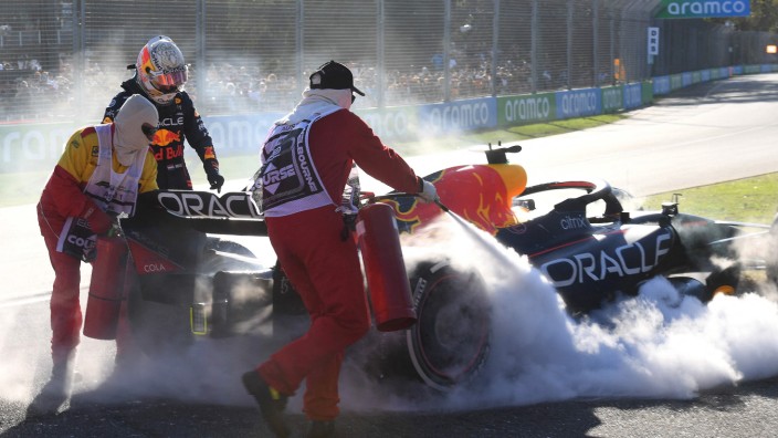 Max Verstappen in der Formel 1: Unschönes Ende: Max Verstappen muss seinen Red Bull nach 39 Runden vorzeitig parken. Aus seinem Auto steigt Rauch auf - und auch Feuer.