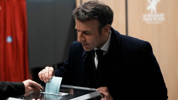Frankreich: Der Amtsinhaber: Emmanuel Macron bei der Stimmabgabe.