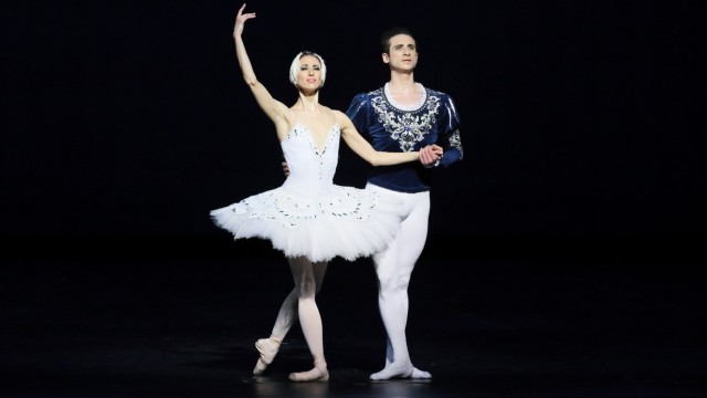 Ballett: Geflohen aus der Ostukraine: Irina Khandazevskaya und ihr Mann Anatolii Kkandazevkyi tanzten ein hochelegantes Pas de Deux aus Tschaikowskys "Schwanensee".
