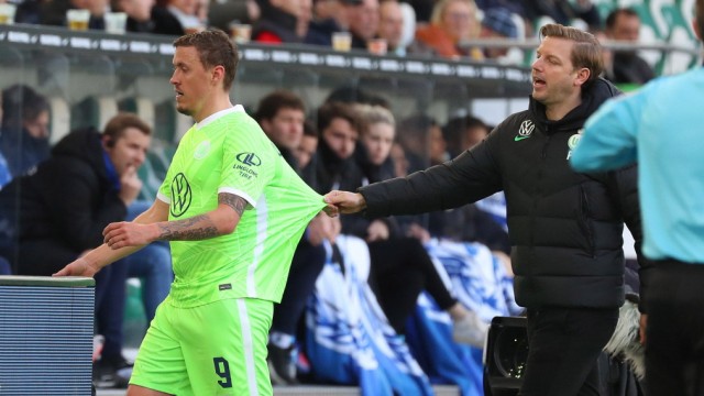 VfL Wolfsburg: Hey, Max, hiergeblieben! Wolfsburgs Trainer Florian Kohfeldt (rechts) schafft, was vielen Verteidigern nicht gelingt: Max Kruse aufzuhalten.