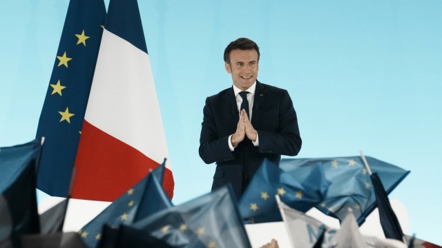 Präsidentschaftswahl: In Führung: Emmanuel Macron begrüßt seine Unterstützer nach Bekanntgabe der Wahlergebnisse.