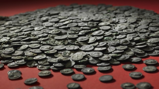 Augsburg: 15 Kilogramm wiegen die Silbermünzen, die unlängst auf einer Baustelle ausgegraben wurden.