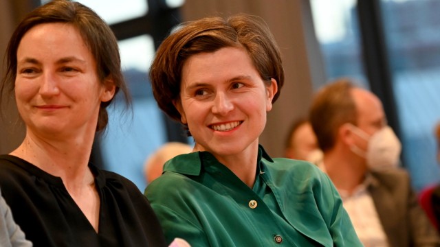 Festival: Als "zutiefst ökologisch interessierte Autorin im Sinne Carl Amerys" geehrt: Judith Schalansky (rechts), hier neben der Laudatorin Jutta Person im Münchner Literaturhaus.