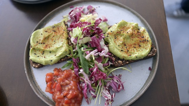 SZ-Serie "Schön frühstücken rund um München": Das grüne Avocadomus auf dem glutenfreien Körnerbrot und die rote Tomatensalsa sind nicht nur optisch reizvoll.