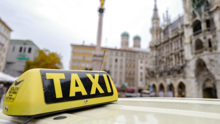 Verkehr in München: In München mit dem Taxi unterwegs - das wird künftig noch teurer.