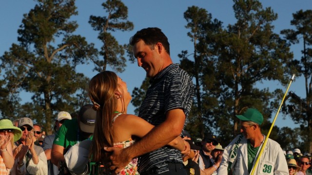 Golf-Masters in Augusta: Half ihrem Mann in Momenten des Zweifels: Meredith Scudder feiert mit ihrem etwas größer gewachsenen Gatten Scottie Scheffler.