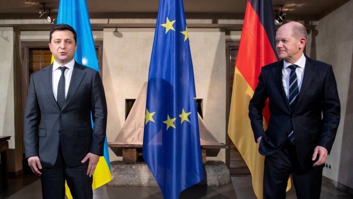 Krieg in der Ukraine: Bei der Münchner Sicherheitskonferenz im Februar traf Bundeskanzler Olaf Scholz mit dem ukrainischen Präsidenten Wolodimir Selenskij zusammen.