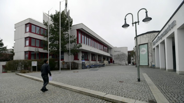 Taufkirchen: Ermittlungen laufen: Im Taufkirchner Rathaus geht es noch immer um E-Mails an Gemeinderäte, die direkt an Bürgermeister Ullrich Sander umgeleitet worden sein sollen.