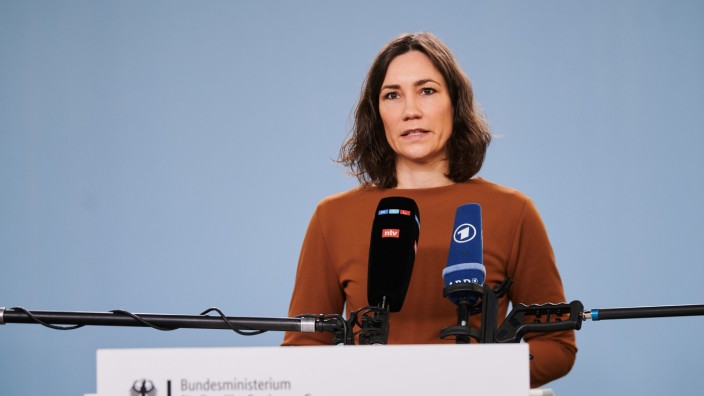 Bundesregierung: Am Sonntagabend hat sich Familienministerin Anne Spiegel (Grüne) entschuldigt. Am Montag ist sie nun doch zurückgetreten.