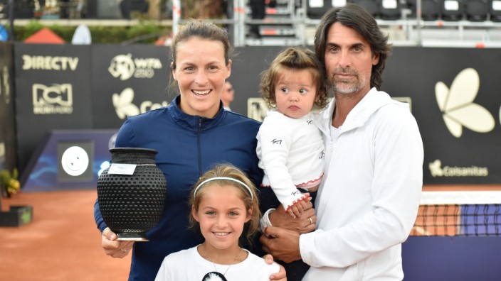 Tennis: Mama ist die Beste: Tatjana Maria feiert ihren Turniersieg in Kolumbien mit Ehemann Charles und den Töchtern.