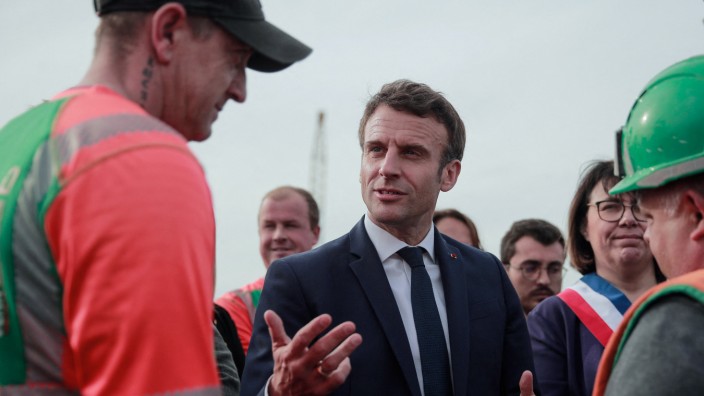 Frankreich: Emmanuel Macron spricht am Tag nach seinem Sieg in der ersten Wahlrunde mit Bauarbeitern im nordfranzösischen Denain.