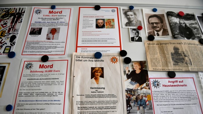 Kriminalität in München: Ungeklärte Mordfälle der vergangenen Jahre hängen an einer Pinnwand in der Mordkommission.