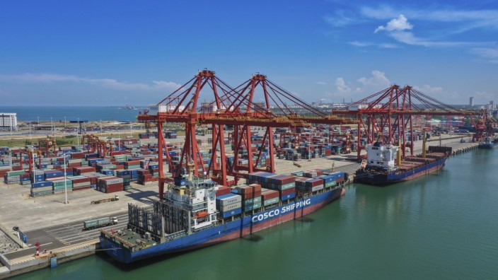 Krisen: Containerhafen im chinesischen Yangpu: Alles last minute liefern zu lassen, spart der deutschen Wirtschaft Kosten, ist aber zu riskant geworden.