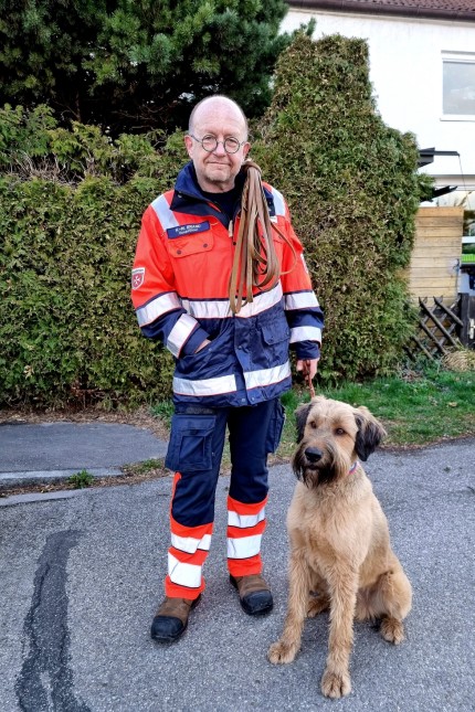 Alarmierung am Samstag: Erfolgreiches Team: Hundeführer Karl-Michael Brand aus Dachau mit seinem Mischlingsrüden Watson.