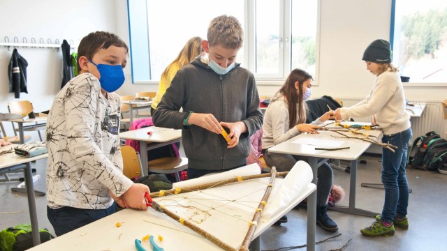 Schulaktion: Jonas und Paul basteln aus Stöcken Objekte und lassen sich dabei von Leonardo da Vinci inspirieren.