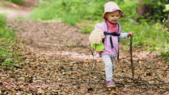 Wandern mit Kindern: Je abwechslungsreicher der Weg, und je mehr interessante Dinge wie Bäche, Stöcke und Steine es am Wegesrand zu entdecken gibt, desto leichter lassen sich Kinder zum Wandern motivieren.