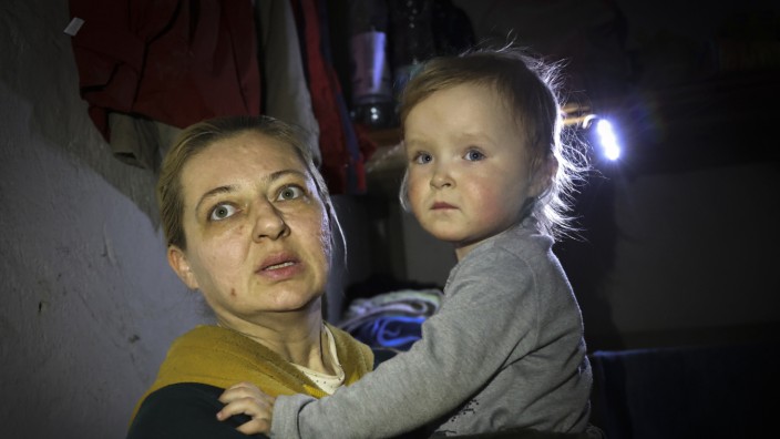 Krieg in der Ukraine: Angst und Entsetzen: Diese Mutter hielt sich mit ihrem Kind im Keller eines beschädigten Luftschutzbunkers östlich von Mariupol auf.