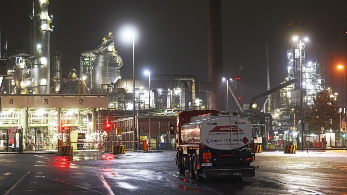 Energie: Tankwagen vor einer Raffinerie von Shell in Köln. Deutschland baut nach wie vor auf fossile Energien.