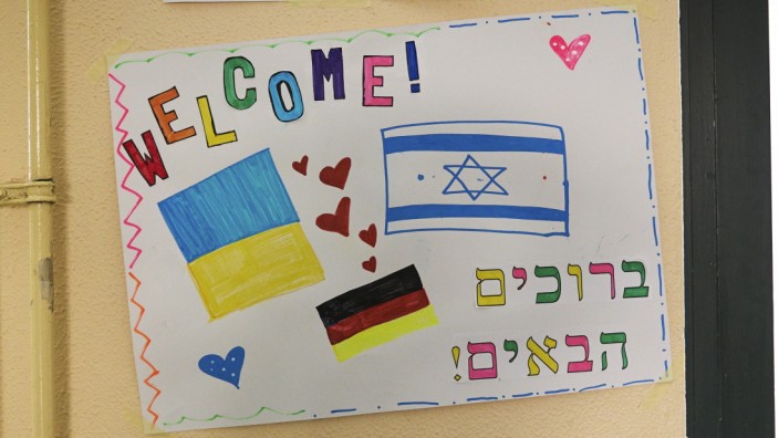 Krieg in der Ukraine: Ein Plakat an der Jewish International School - Masorti Grundschule in Berlin begrüßt jüdische Kinder aus der Ukraine.
