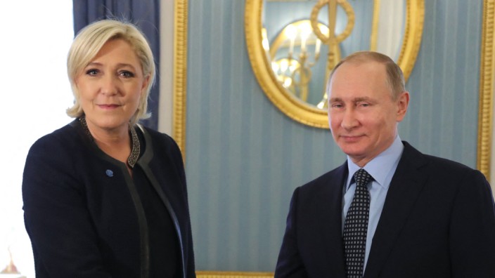 Demokratie: Diese zwei: Marine Le Pen und Wladimir Putin, vor fünf Jahren im Kreml.