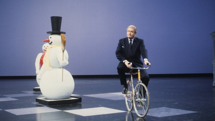 Fernsehen: Gesucht und umkreist: die öffentlich-rechtliche Unterhaltung. Vielleicht ist sie ja eine Schneefrau? Hans-Joachim Kulenkampff 1984 in der Sendung "Einer wird gewinnen".