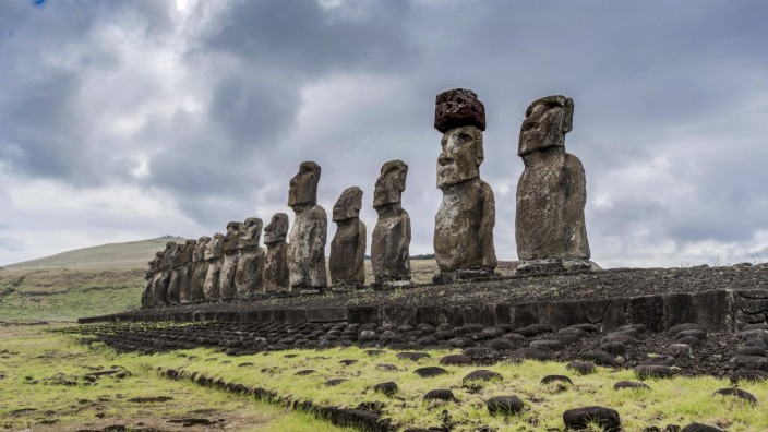 Historie: Zeugnisse einer fast erloschenen Kultur: "Moai"-Monumentalskulpturen auf der Osterinsel.