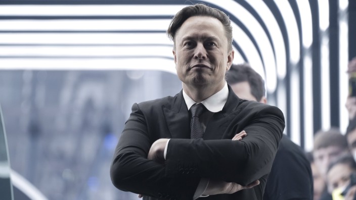 Tesla, Twitter und die Medien: Nicht alle dürfen zu ihm: Tesla-Chef Elon Musk am 22. März bei der Eröffnung der "Gigafactory" in Grünheide.