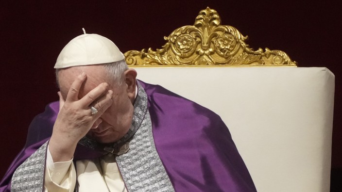 Papst Franziskus: Eine Hand sagt mehr als alle Worte: Franziskus bei einem Gebet für Russland und die Ukraine.