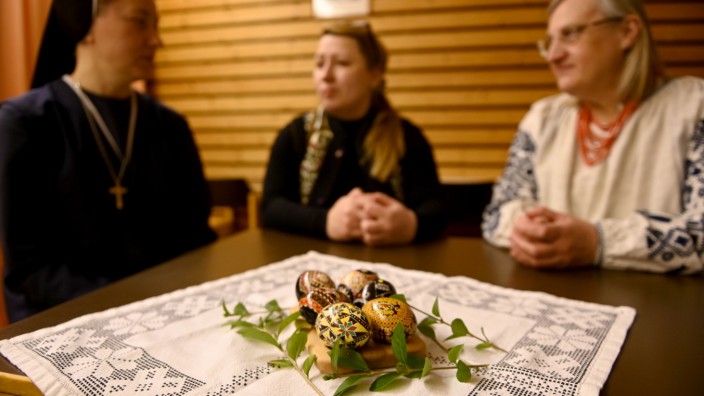 Ukrainische Gemeinden: Pysanka heißt die ukrainische Volkskunst, mit der zu Ostern Eier "beschrieben" werden. Um den Tisch sitzen von links: Schwester Franzyska, Lesya Shramko-Kerres und Nadia Halaburda.