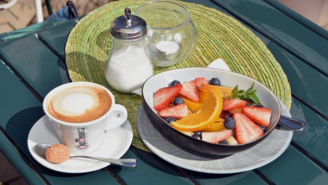 SZ-Serie "Schön frühstücken rund um München": Schmackhaft: Der Kaffee kommt von einer kleinen sizilianischen Rösterei, der Chiapudding mit frischem Obst ist hausgemacht und sommerlich leicht, aber trotzdem nahrhaft.