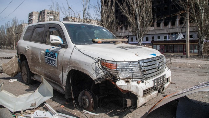 Sicherheitspolitik: 29. März 2022 in Mariupol in der Ukraine: der zerstörte Wagen einer OSZE-Mission.