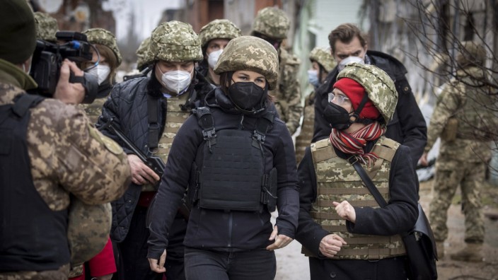 Krieg in der Ukraine: Keine Waffen in Kriegsgebiete?: Außenministerin Baerbock will heute schwere Waffen in der Ukraine.