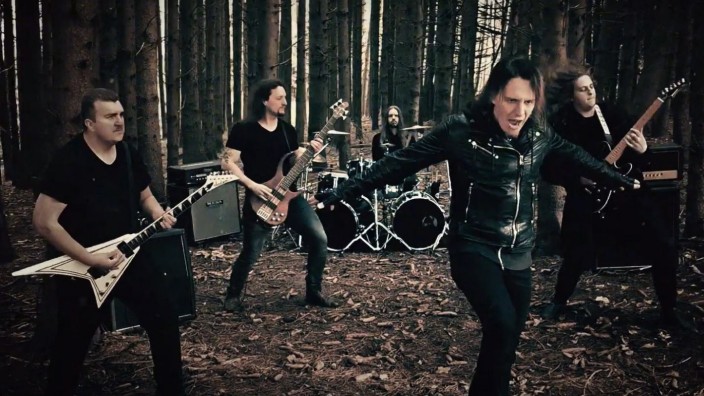 "Dorfen rockt!": Ich glaub', ich steh im Wald: Die Erdinger Band "Don't Drop The Sword" spielt Epic Speed Metal in klassischer Metal-Besetzung.