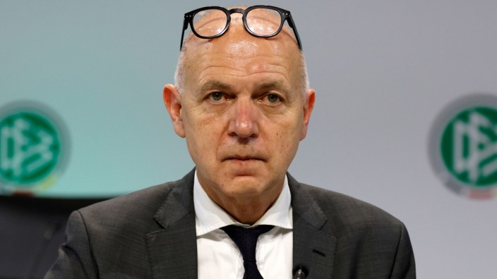 DFB-Affäre: Bernd Neuendorf ist ein Quereinsteiger in den Fußball: 2019 rückte er an die Spitze des Fußballverbandes Mittelrhein, im März wurde er Präsident des DFB.