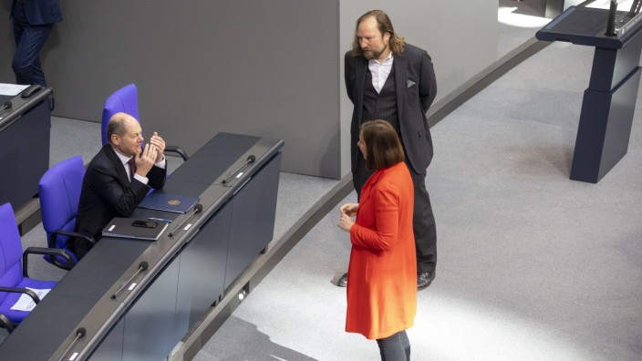 Bundesregierung: Als die gemeinsame Regierungszeit noch ferne Zukunft war: Olaf Scholz mit den Grünen-Politikern Anton Hofreiter und Katrin Göring-Eckardt im März 2020.