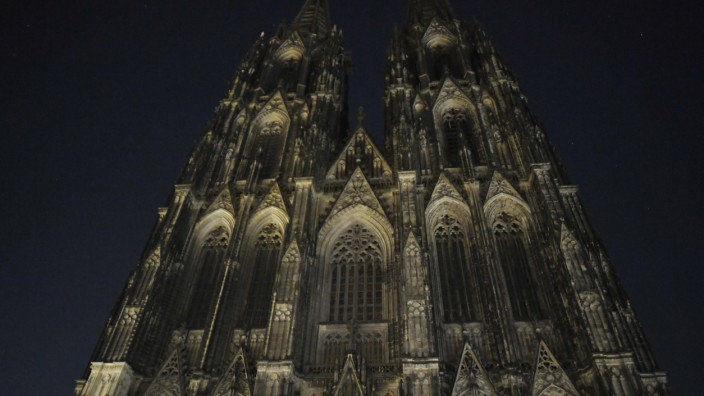 Katholische Kirche: Der Kölner Dom bei Nacht.