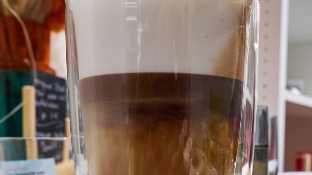 Schön frühstücken rund um München: Was ein bisschen aussieht wie ein dunkles Bier ist Latte Macchiato mit Hafermilch.